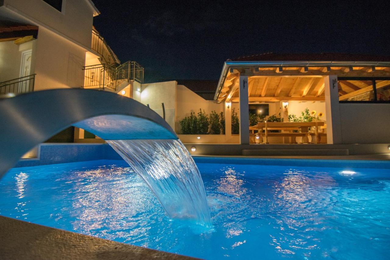Villa Milena With Heated Pool And Jacuzzi Kostanje Kültér fotó